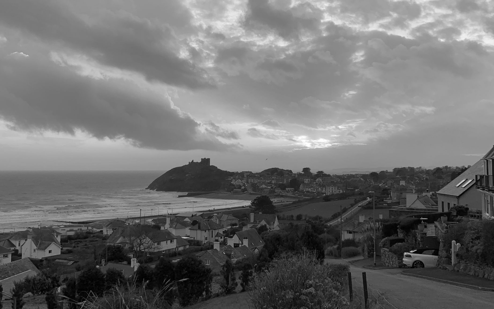 imagen de una ciudad cerca de una bahía, en blanco y negro