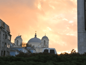 imagen de una capilla en un atardecer